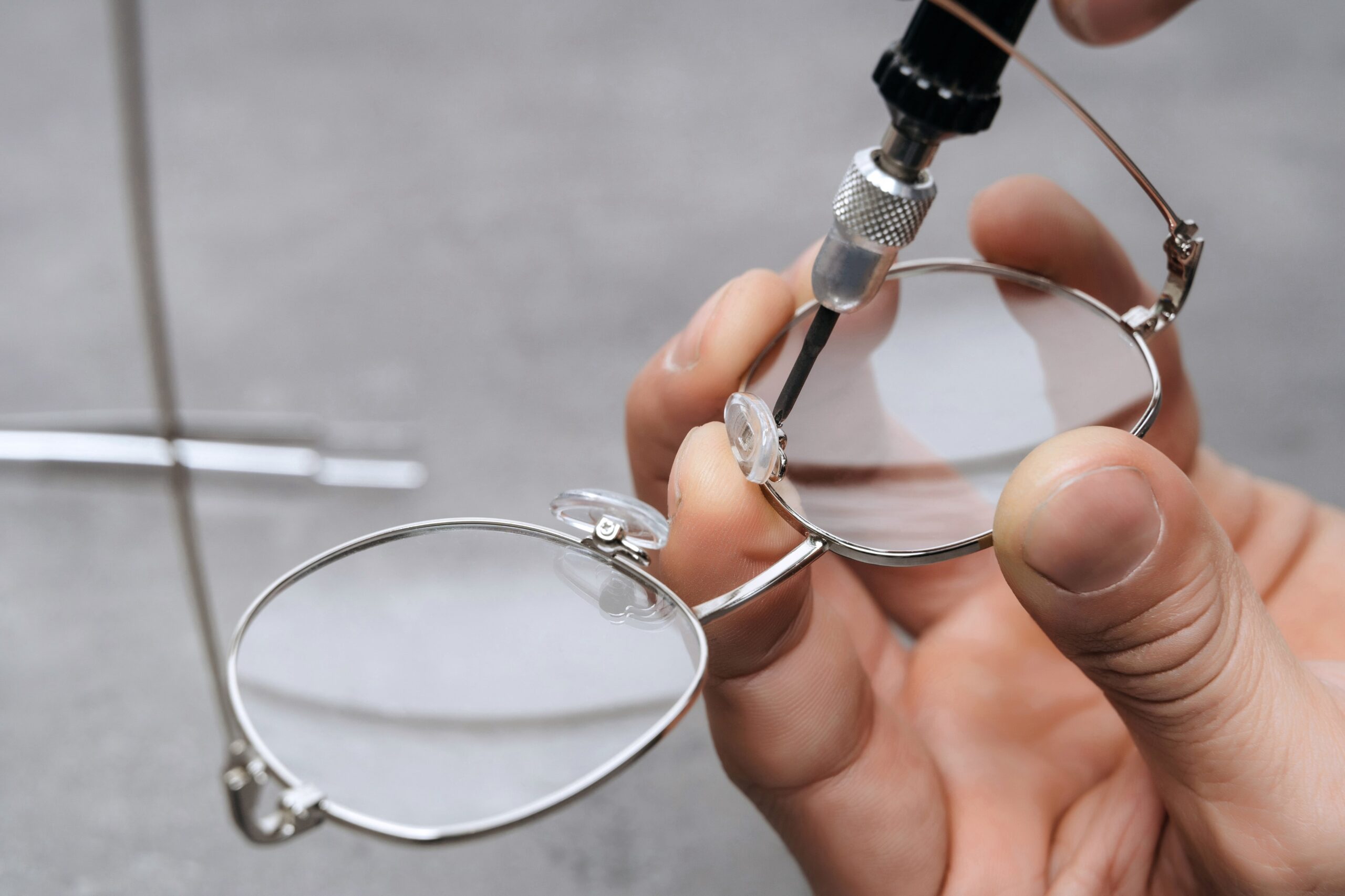 Reparații și mentenanță pentru ochelari