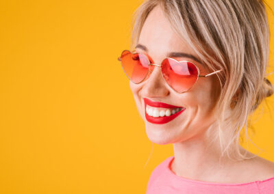Ochelarii de soare cu lentile colorate sunt din ce în ce mai populari